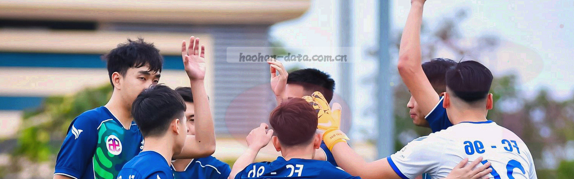 球场边线与看台构成的低对比深蓝抽象纹理，画面中部保持干净